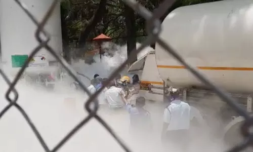 കണ്‍മുന്നില്‍ ആളുകള്‍ മരിച്ചുവീണു, മരിച്ചവരില്‍ നിന്ന് ഓക്സിജന്‍ സിലിണ്ടറുകള്‍ തട്ടിപ്പറിച്ചു..