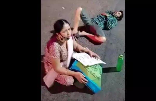 ആംബുലന്‍സില്‍ വന്നാല്‍ പ്രവേശിപ്പിക്കാമെന്ന് ആശുപത്രി; കോവിഡ് ബാധിതനായ മകനുമായി അമ്മ റോഡില്‍