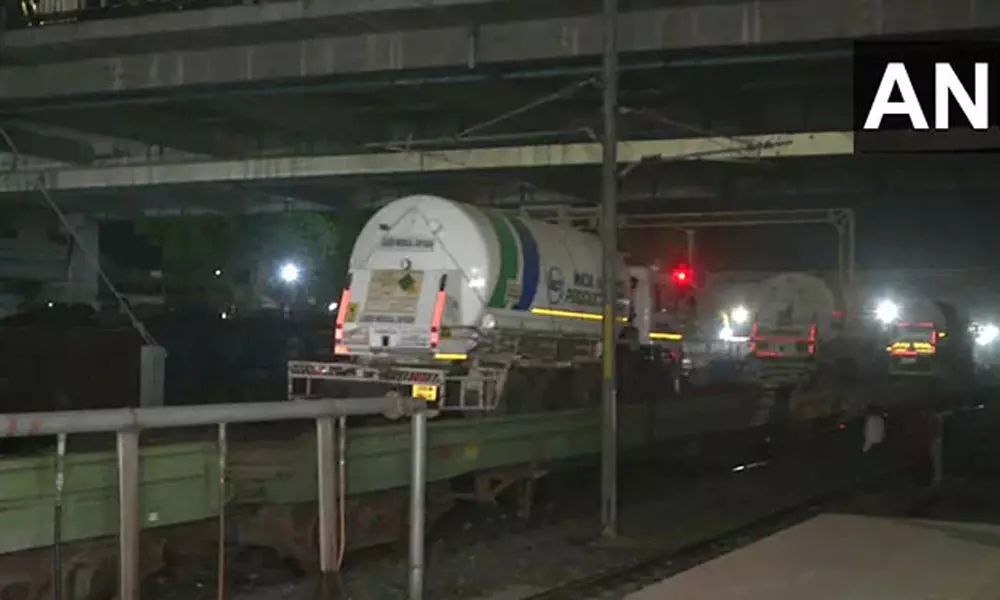 ഓക്‌സിജൻ ക്ഷാമം; ആദ്യ ഓക്‌സിജൻ എക്‌സ്പ്രസ് മഹാരാഷ്ട്രയിലെത്തി