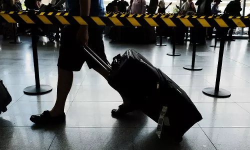 ഇന്ത്യയിൽ നിന്ന് യു.എ.ഇയിലേക്ക് യാത്രാ വിലക്ക് നാളെ അർധരാത്രി മുതൽ: മടങ്ങാൻ പ്രവാസികളുടെ നെട്ടോട്ടം