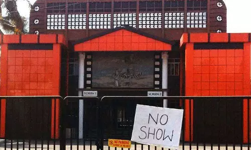 സിനിമാ മേഖല ലോക്ക്ഡൗണിലേക്ക് ; ഈ മാസം 30 ഓടെ തീയറ്ററുകൾ അടക്കും സിനിമാ മേഖല ലോക്ക്ഡൗണിലേക്ക് ; ഈ മാസം 30 ഓടെ തീയറ്ററുകൾ അടക്കും