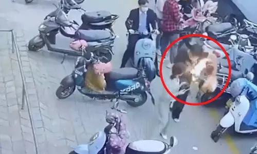 നടന്നുവരുമ്പോള്‍ തോളിലെ ബാഗിന് പെട്ടെന്ന് തീപിടിച്ചാല്‍: വീഡിയോ കാണാം