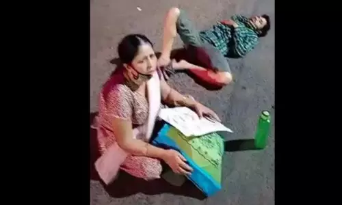 ആംബുലന്‍സില്‍ വന്നാല്‍ പ്രവേശിപ്പിക്കാമെന്ന് ആശുപത്രി; കോവിഡ് ബാധിതനായ മകനുമായി അമ്മ റോഡില്‍