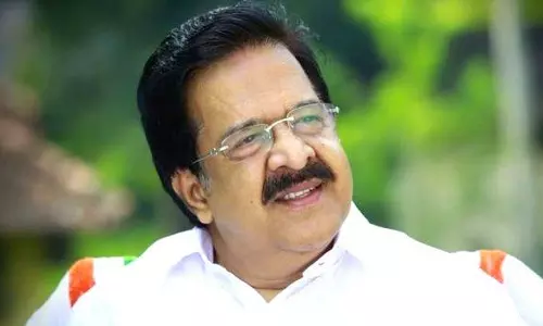 വിവാഹ വാര്‍ഷികവും പുസ്തക ദിനവും ഒരുമിച്ച്; ഗ്രന്ഥശാലയ്ക്ക് പുസ്തകങ്ങള്‍ സമ്മാനിച്ച് ചെന്നിത്തല