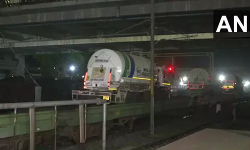 ഓക്‌സിജൻ ക്ഷാമം; ആദ്യ ഓക്‌സിജൻ എക്‌സ്പ്രസ് മഹാരാഷ്ട്രയിലെത്തി