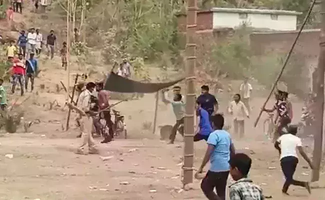 ജാർഖണ്ഡിൽ മേള തടയാനെത്തിയ പോലീസുകാരെയും പ്രാദേശിക ഉദ്യോഗസ്ഥരെയും അടിച്ചോടിച്ച് ആൾക്കൂട്ടം ജാർഖണ്ഡിൽ മേള തടയാനെത്തിയ പോലീസുകാരെയും പ്രാദേശിക ഉദ്യോഗസ്ഥരെയും അടിച്ചോടിച്ച് ആൾക്കൂട്ടം