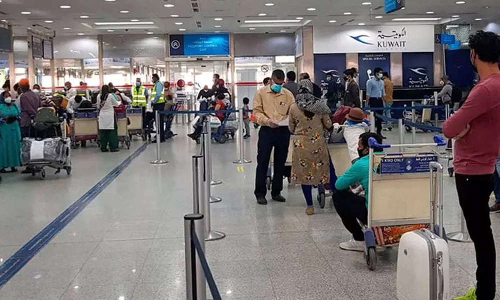 വിമാനത്താവളത്തിന്‍റെ പ്രവര്‍ത്തനം, പ്രവേശനവിലക്ക്, രാത്രികാല കര്‍ഫ്യൂ; കുവൈത്ത് മന്ത്രിസഭാ യോഗം ചേരും 