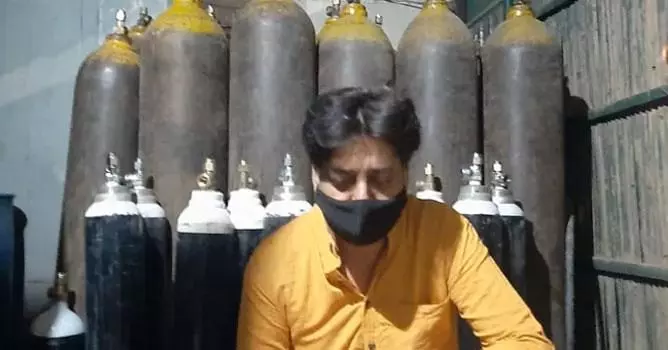 ശ്വാസം കിട്ടാതെ മനുഷ്യര് പിടയുമ്പോള് യുവാവ് ഓക്സിജന് സിലിണ്ടര് വിറ്റത് 12,500 രൂപയ്ക്ക്: അറസ്റ്റ് ശ്വാസം കിട്ടാതെ മനുഷ്യര് പിടയുമ്പോള് യുവാവ് ഓക്സിജന് സിലിണ്ടര് വിറ്റത് 12,500 രൂപയ്ക്ക്: അറസ്റ്റ്