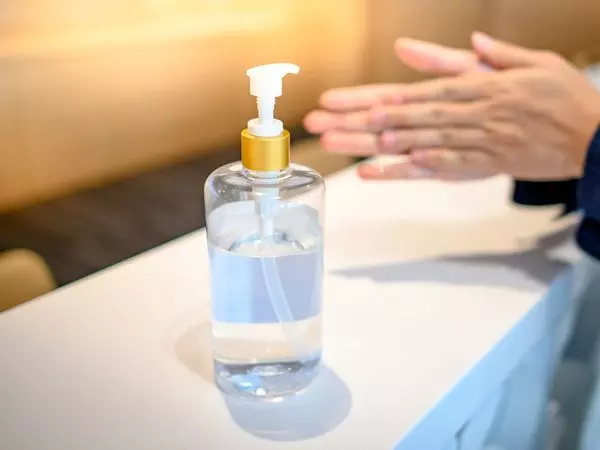 പത്തുമാസം കൊണ്ട് സമ്പാദ്യം പത്തുകോടി രൂപ, ജോലി വ്യാജ സാനിറ്റൈസര് നിര്മ്മാണം: യുവാവ് പിടിയില് പത്തുമാസം കൊണ്ട് സമ്പാദ്യം പത്തുകോടി രൂപ, ജോലി വ്യാജ സാനിറ്റൈസര് നിര്മ്മാണം: യുവാവ് പിടിയില്