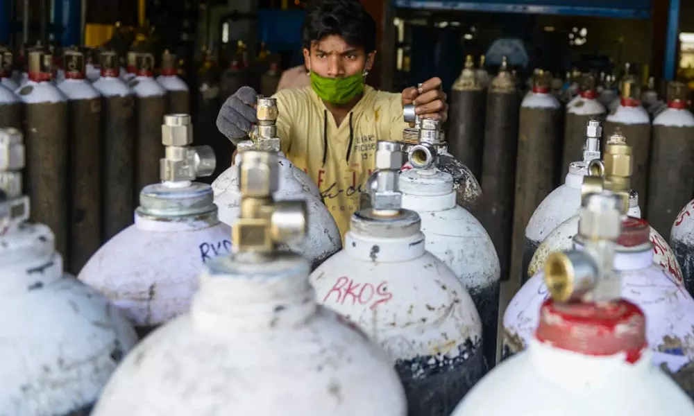 ക്ഷാമം രൂക്ഷം; ഓക്സിജൻ ഇറക്കുമതിക്കുള്ള തീരുവ ഒഴിവാക്കി കേന്ദ്രസർക്കാർ ക്ഷാമം രൂക്ഷം; ഓക്സിജൻ ഇറക്കുമതിക്കുള്ള തീരുവ ഒഴിവാക്കി കേന്ദ്രസർക്കാർ
