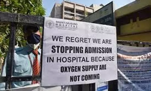 ഓക്സിജന്‍ വിതരണം നിലച്ചിരിക്കുകയാണ്, രോഗികള്‍ക്ക് പ്രവേശനമില്ല: ബോര്‍ഡുകള്‍ സ്ഥാപിച്ച് ആശുപത്രികള്‍