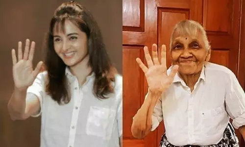 മഞ്ജുവിന്റെ ലുക്കില് ഒരു മുത്തശ്ശി: ഫോട്ടോ വൈറല് മഞ്ജുവിന്റെ ലുക്കില് ഒരു മുത്തശ്ശി: ഫോട്ടോ വൈറല്