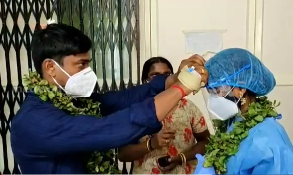 കോവിഡ് വാർഡിലെ മിന്നുകെട്ട്; വരൻ കോവിഡ് ബാധിച്ച് ചികിത്സയിൽ പിപിഇ കിറ്റണിഞ്ഞ് വാർഡിൽ വധുവെത്തി