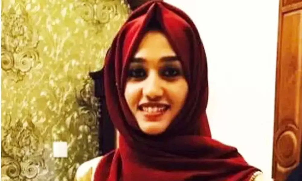 കോവിഡ് ബാധിച്ച യുവതി ആശുപത്രിയിലേക്കുള്ള യാത്രക്കിടെ കുഴഞ്ഞു വീണ് മരിച്ചു കോവിഡ് ബാധിച്ച യുവതി ആശുപത്രിയിലേക്കുള്ള യാത്രക്കിടെ കുഴഞ്ഞു വീണ് മരിച്ചു