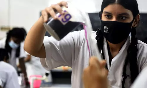 കോവിഡ്: സംസ്ഥാനത്തെ ഹയർസെക്കൻഡറി പ്രാക്ടിക്കൽ പരീക്ഷകൾ മാറ്റിവെച്ചു കോവിഡ്: സംസ്ഥാനത്തെ ഹയർസെക്കൻഡറി പ്രാക്ടിക്കൽ പരീക്ഷകൾ മാറ്റിവെച്ചു