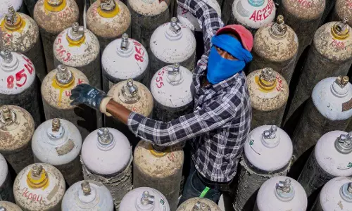 വ്യാവസായിക ആവശ്യങ്ങള്ക്ക് വേണ്ട: ഓക്സിജന് വിതരണം കര്ശനമാക്കി കേന്ദ്രം വ്യാവസായിക ആവശ്യങ്ങള്ക്ക് വേണ്ട: ഓക്സിജന് വിതരണം കര്ശനമാക്കി കേന്ദ്രം