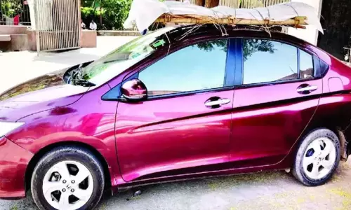 ആംബുലൻസ് ലഭിച്ചില്ല, പിതാവിന്റെ മൃതദേഹം കാറിന് മുകളിൽ കെട്ടി ശ്മശാനത്തിലെത്തിച്ച് മകൻ ആംബുലൻസ് ലഭിച്ചില്ല, പിതാവിന്റെ മൃതദേഹം കാറിന് മുകളിൽ കെട്ടി ശ്മശാനത്തിലെത്തിച്ച് മകൻ