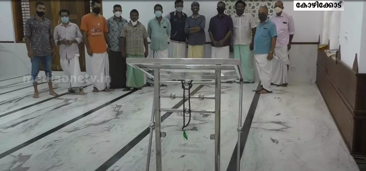 പുതുക്കി പണിത മസ്ജിദിന് ക്ഷേത്ര കമ്മറ്റിയുടെ വക പ്രസംഗ പീഠം പുതുക്കി പണിത മസ്ജിദിന് ക്ഷേത്ര കമ്മറ്റിയുടെ വക പ്രസംഗ പീഠം