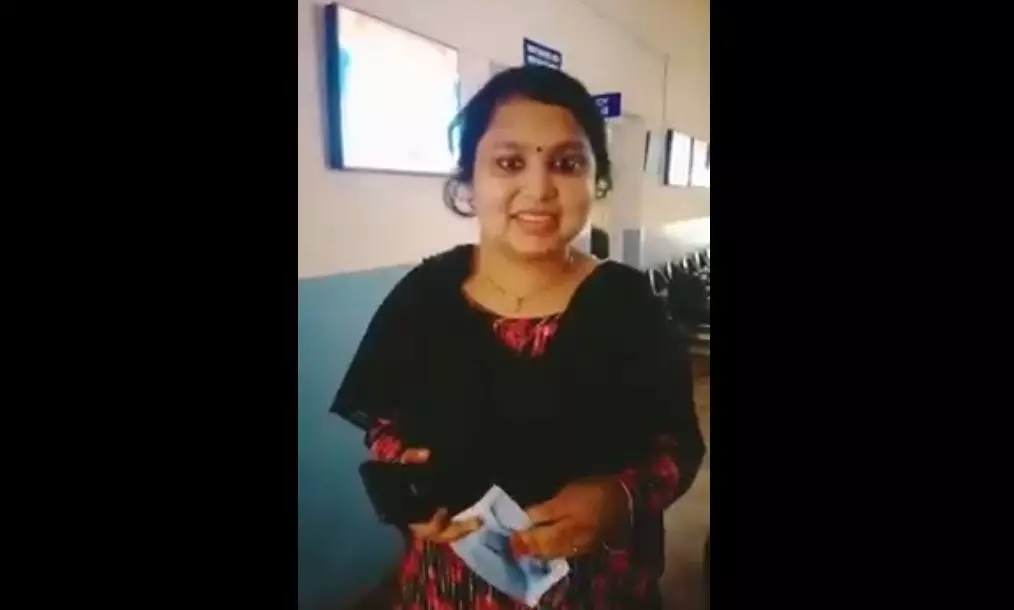 അവിടെപ്പോയി എന്താ അവസ്ഥയെന്ന് അറിയില്ല, പ്രാര്ഥിക്ക്യാ; നോവായി അശ്വതിയുടെ യാത്ര പറച്ചില് അവിടെപ്പോയി എന്താ അവസ്ഥയെന്ന് അറിയില്ല, പ്രാര്ഥിക്ക്യാ; നോവായി അശ്വതിയുടെ യാത്ര പറച്ചില്