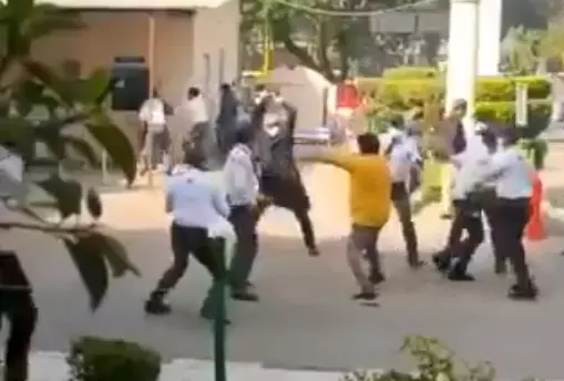 ചികിത്സ ലഭിക്കാതെ കോവിഡ് രോഗി മരിച്ചു; ഡോക്ടറെ വളഞ്ഞിട്ട് ആക്രമിച്ച് ബന്ധുക്കള് ചികിത്സ ലഭിക്കാതെ കോവിഡ് രോഗി മരിച്ചു; ഡോക്ടറെ വളഞ്ഞിട്ട് ആക്രമിച്ച് ബന്ധുക്കള്