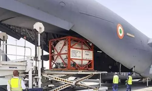 ഇന്ത്യയ്ക്ക് സഹായഹസ്തവുമായി യുഎഇയും; ഓക്‌സിജൻ കണ്ടെയ്‌നറുകള്‍ അയച്ചു