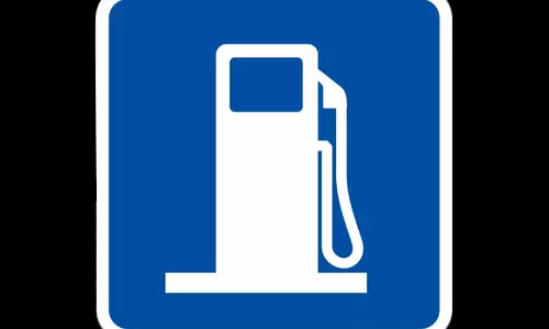 പുതിയ പെട്രോള്‍ പമ്പിനെതിരെ പമ്പുടമകളെന്ന് മറച്ചുവെച്ച് ഹരജി: ഹരജിക്കാര്‍ക്ക് ഹൈക്കോടതിയുടെ പിഴ