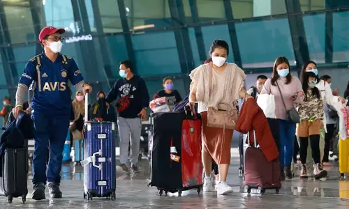 കോവിഡിൽ വിറങ്ങലിച്ച് രാജ്യം; സ്വകാര്യ വിമാനങ്ങളിൽ വിദേശത്തേക്ക് പറന്ന് അതിസമ്പന്നർ