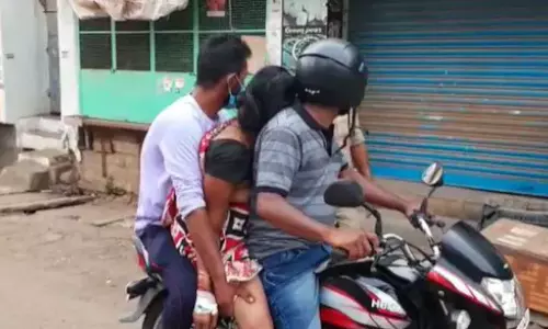 ആംബുലന്‍സോ വാഹനങ്ങളോ ഇല്ല; സ്ത്രീയുടെ മൃതദേഹം ബൈക്കില്‍ ശ്മശാനത്തിലെത്തിച്ച് ബന്ധുക്കള്‍