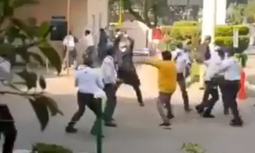 ചികിത്സ ലഭിക്കാതെ കോവിഡ് രോഗി മരിച്ചു; ഡോക്ടറെ വളഞ്ഞിട്ട് ആക്രമിച്ച് ബന്ധുക്കള്‍