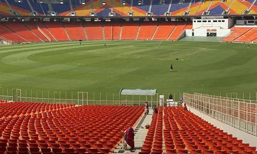 സ്‌റ്റേഡിയത്തിൽ മണൽക്കാറ്റ്; ഡൽഹി-ബാഗ്ലൂർ മത്സരത്തിൽ ഡൽഹിയുടെ ബാറ്റിങ് വൈകുന്നു