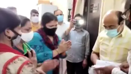 റെംഡെസിവിർ വേണം; മെഡിക്കല്‍ ഓഫീസറുടെ കാലില്‍വീണ് രോഗികളുടെ ബന്ധുക്കള്‍