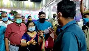 കര്ഫ്യൂ ലംഘിച്ച് രാത്രിയില് വിവാഹചടങ്ങുകള്: തടയാനെത്തിയ കലക്ടര് വിവാദത്തില്, അവസാനം മാപ്പ് കര്ഫ്യൂ ലംഘിച്ച് രാത്രിയില് വിവാഹചടങ്ങുകള്: തടയാനെത്തിയ കലക്ടര് വിവാദത്തില്, അവസാനം മാപ്പ്