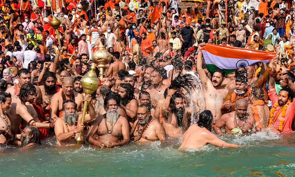 ഒരു പാഠവും പഠിച്ചില്ല; കുംഭമേളയിലെ ഷാഹി സ്നാനത്തിനെത്തിയത് മുപ്പതിനായിരം പേർ! ഒരു പാഠവും പഠിച്ചില്ല; കുംഭമേളയിലെ ഷാഹി സ്നാനത്തിനെത്തിയത് മുപ്പതിനായിരം പേർ!