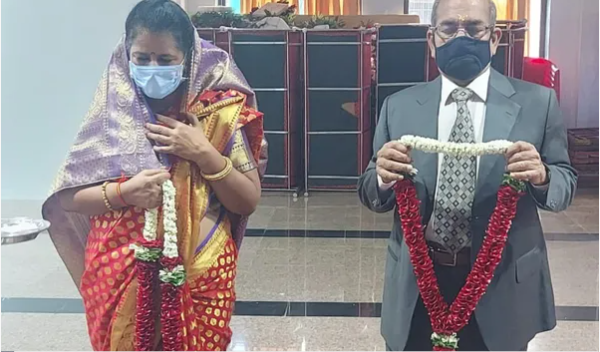 ജീവിതത്തില്‍ ഒറ്റക്കായിപ്പോയ അച്ഛനെ വിവാഹം കഴിപ്പിച്ച് മകള്‍; ഭാഗ്യമാണ് ഈ മകളെന്ന് സോഷ്യല്‍ മീഡിയ