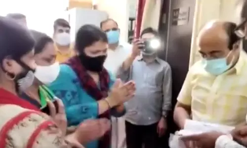 റെംഡെസിവിർ വേണം; മെഡിക്കല് ഓഫീസറുടെ കാലില്വീണ് രോഗികളുടെ ബന്ധുക്കള് റെംഡെസിവിർ വേണം; മെഡിക്കല് ഓഫീസറുടെ കാലില്വീണ് രോഗികളുടെ ബന്ധുക്കള്