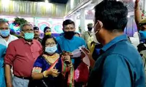 കര്ഫ്യൂ ലംഘിച്ച് രാത്രിയില് വിവാഹചടങ്ങുകള്: തടയാനെത്തിയ കലക്ടര് വിവാദത്തില്, അവസാനം മാപ്പ് കര്ഫ്യൂ ലംഘിച്ച് രാത്രിയില് വിവാഹചടങ്ങുകള്: തടയാനെത്തിയ കലക്ടര് വിവാദത്തില്, അവസാനം മാപ്പ്