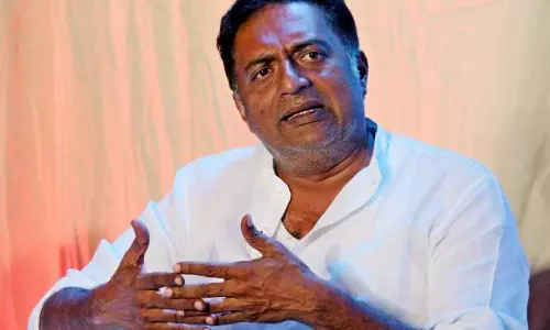 കഴിവില്ലാത്ത ഈ സര്ക്കാരിനെക്കുറിച്ച് ഞാന് മുന്നറിയിപ്പ് നല്കിയിരുന്നു: കേന്ദ്ര സർക്കാരിനെതിരെ ആഞ്ഞടിച്ച് പ്രകാശ് രാജ് കഴിവില്ലാത്ത ഈ സര്ക്കാരിനെക്കുറിച്ച് ഞാന് മുന്നറിയിപ്പ് നല്കിയിരുന്നു: കേന്ദ്ര സർക്കാരിനെതിരെ ആഞ്ഞടിച്ച് പ്രകാശ് രാജ്