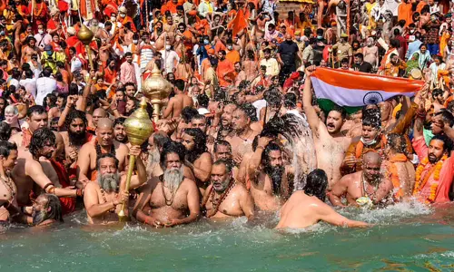 ഒരു പാഠവും പഠിച്ചില്ല; കുംഭമേളയിലെ ഷാഹി സ്‌നാനത്തിനെത്തിയത് മുപ്പതിനായിരം പേർ!