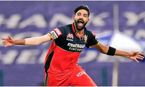 ഓര്‍ഡിനറി ബൌളറില്‍ നിന്ന് ഡെത്ത് ഓവര്‍ സ്പെഷ്യലിസ്റ്റിലേക്ക്; ഇത് സിറാജ് മാജിക്