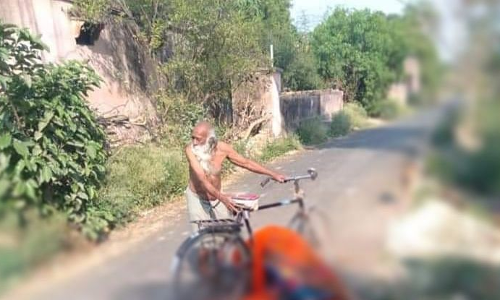 മറവ് ചെയ്യാന് വിലക്ക്, യു.പിയില് ഭാര്യയുടെ മൃതദേഹവുമായി വൃദ്ധന് സൈക്കിളില് കാത്തിരുന്നത് മണിക്കൂറുകള് മറവ് ചെയ്യാന് വിലക്ക്, യു.പിയില് ഭാര്യയുടെ മൃതദേഹവുമായി വൃദ്ധന് സൈക്കിളില് കാത്തിരുന്നത് മണിക്കൂറുകള്