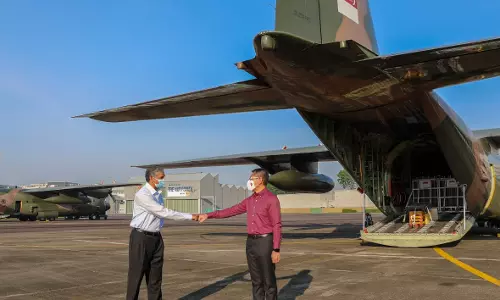 കൂട്ടായി നില്‍ക്കേണ്ട സമയം; രണ്ട് വിമാനം നിറയെ ഓക്സിജന്‍ സിലിണ്ടറുകളുമായി ഇന്ത്യക്ക് സിംഗപൂരിന്‍റെ സഹായം