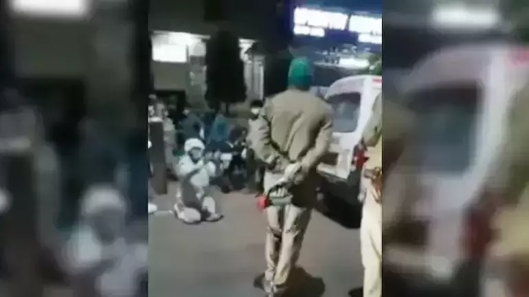 ഓക്സിജന്‍ സിലിണ്ടര്‍ കൊണ്ടുപോകല്ലേ..എന്‍റെ അമ്മ മരിച്ചു പോകും; പ്രാണവായുവിനായി അപേക്ഷിച്ച് മകന്‍