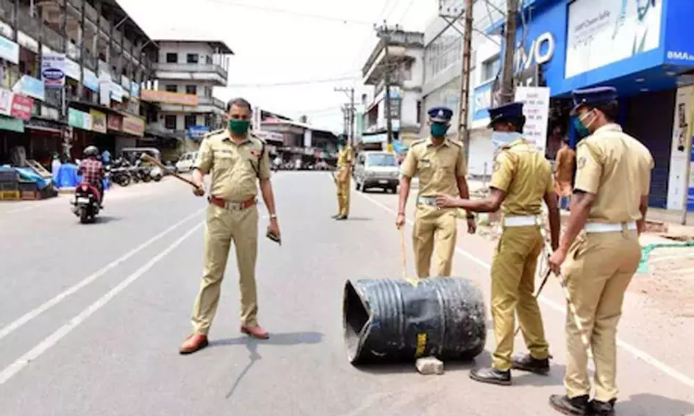 പിടിവിട്ട് വ്യാപനം; മെയ് നാലു മുതല് ഒമ്പത് വരെ സംസ്ഥാനത്ത് കര്ശന നിയന്ത്രണം പിടിവിട്ട് വ്യാപനം; മെയ് നാലു മുതല് ഒമ്പത് വരെ സംസ്ഥാനത്ത് കര്ശന നിയന്ത്രണം