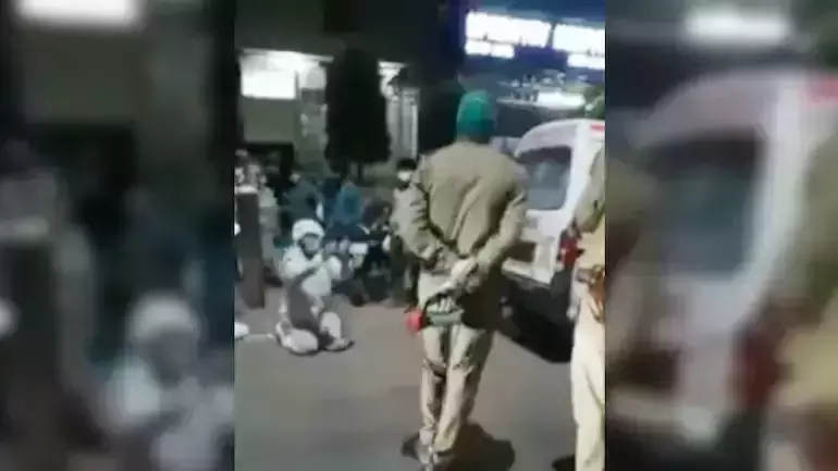 ഓക്സിജന് സിലിണ്ടര് കൊണ്ടുപോകല്ലേ..എന്റെ അമ്മ മരിച്ചു പോകും; പ്രാണവായുവിനായി അപേക്ഷിച്ച് മകന് ഓക്സിജന് സിലിണ്ടര് കൊണ്ടുപോകല്ലേ..എന്റെ അമ്മ മരിച്ചു പോകും; പ്രാണവായുവിനായി അപേക്ഷിച്ച് മകന്