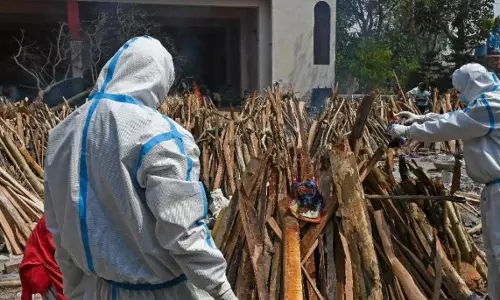 മൃതദേഹങ്ങള്‍ കുന്നുകൂടുന്നു; നായകളുടെ ശ്മശാനത്തില്‍ മനുഷ്യരെ ദഹിപ്പിക്കേണ്ട ഗതികേടില്‍ ഡല്‍ഹി