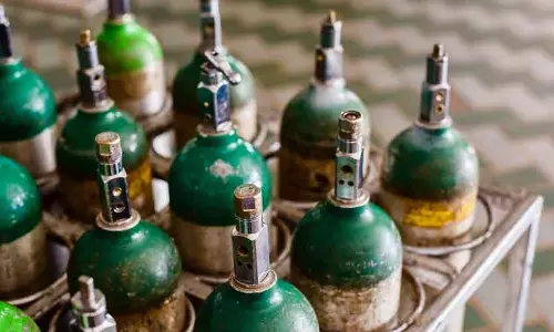 രോഗികള്ക്ക് ഓക്സിജൻ സിലിണ്ടറിനു പകരം അഗ്നിശമന ഉപകരണം നൽകി കബളിപ്പിച്ചു; രണ്ട് പേര് അറസ്റ്റില് രോഗികള്ക്ക് ഓക്സിജൻ സിലിണ്ടറിനു പകരം അഗ്നിശമന ഉപകരണം നൽകി കബളിപ്പിച്ചു; രണ്ട് പേര് അറസ്റ്റില്