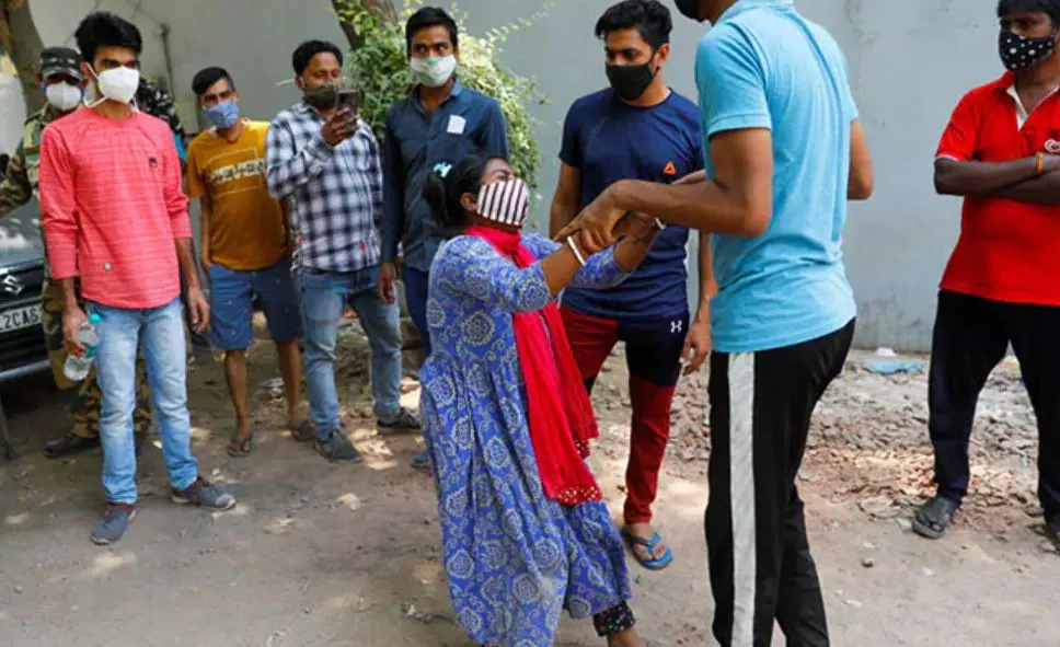 ഓക്സിജനായി യാചിച്ച് മകള് കാത്തുനിന്നത് മണിക്കൂറുകള്, ശ്വാസം കിട്ടാതെ അമ്മ പോയി ഓക്സിജനായി യാചിച്ച് മകള് കാത്തുനിന്നത് മണിക്കൂറുകള്, ശ്വാസം കിട്ടാതെ അമ്മ പോയി