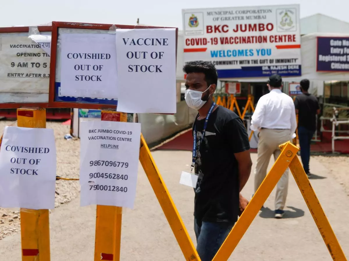വാക്സിന്‍ കിട്ടാനില്ല: വാക്സിനേഷന്‍ നിര്‍ത്തിവെച്ച് മുംബൈ കോര്‍പ്പറേഷന്‍