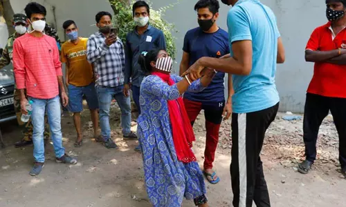 ഓക്സിജനായി യാചിച്ച് മകള് കാത്തുനിന്നത് മണിക്കൂറുകള്, ശ്വാസം കിട്ടാതെ അമ്മ പോയി ഓക്സിജനായി യാചിച്ച് മകള് കാത്തുനിന്നത് മണിക്കൂറുകള്, ശ്വാസം കിട്ടാതെ അമ്മ പോയി
