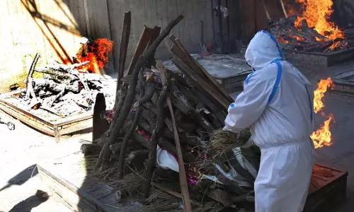 ഗുജറാത്തിൽ പൊതുശ്മശാനത്തിൽ മൃതദേഹങ്ങൾ ദഹിപ്പിക്കാൻ ഖബർസ്ഥാനിൽനിന്ന് വിറകുകൾ